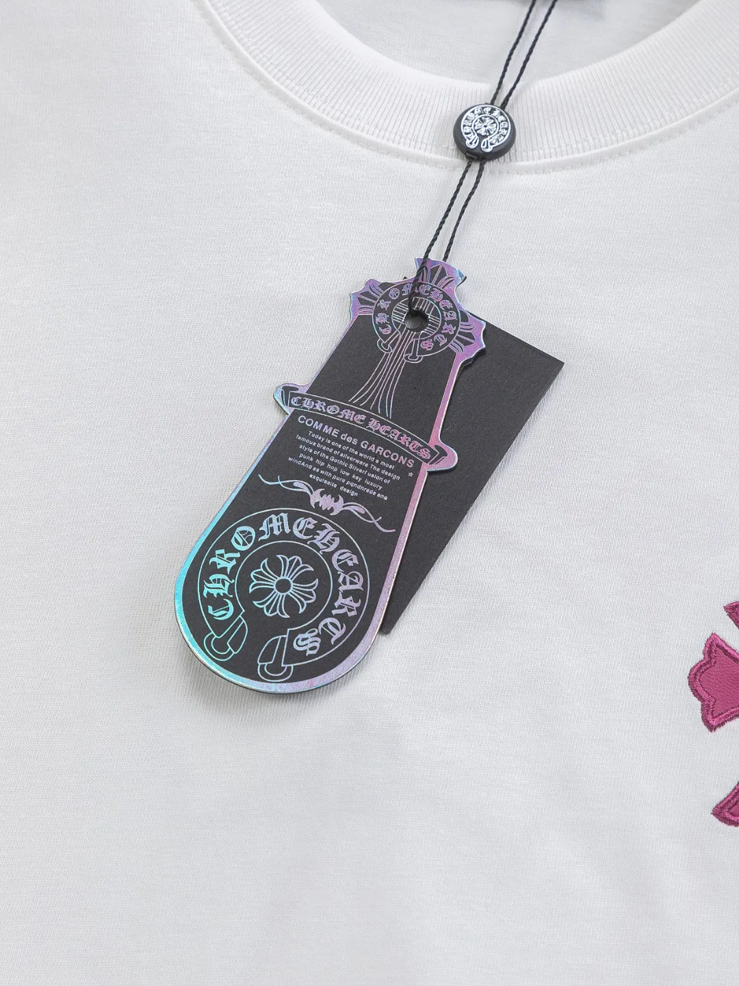 🅿️190 Chrome Hearts CH Cross 26SS New products are hot at the same time💥 Early spring classic style Colorful double cross on the chest 🪡 Embroidery Large logo cross on the back Horseshoe patchwork leather ding Sanskrit ✝️🪡 Embroidery Round neck short-sleeved T-shirt, a popular style, a style that both men and women like, the same style for men and women, 100% chance of turning heads when you wear it when you go out! It’s all about being handsome. The designer’s classic sense is precisely grasped. The whole piece of clothing is heavy. Industrial washing process. Ready-made garments are dyed + sprayed for a horse effect. The double-washing process is super recognizable. It uses heavy washing to make it distressed. The edges of the patch are slightly rolled and naturally distressed. It has a three-dimensional layering with a little damage and is very visually lethal. It adheres to Kroxin's consistent rough style. The chest and back are large, and the horseshoe flower printed patch pattern is embroidered and decorated. It is decorated with silver metal engraved distressed buttons. The classic elements full of brand recognition instantly enhance the overall sense of grade and specification. Its texture is quite high-end! The overall feeling is high-end, simple and elegant, with silver hardware accessories, a full set of customized accessories, and the pattern of the entire dress is all decorated with patchwork three-dimensional embroidery technology, which is the finishing touch of the entire dress. The design on the back is even more eye-catching! ! This full back is so cool, it’s full of design, and the overall upper body style highlights fashion and individuality. Wearing it together as a couple is even more popular on the street. I recommend the early autumn sweatshirt! ! The fabric is a unique 320g 100% cotton, which is skin-friendly, breathable, warm to the touch, firm in texture, and smooth in lines. It can be called a back killer, which has very strict requirements on craftsmanship and cost. The smooth neckline, flat cuffs and hems, the stitches are small and tight, tight and orderly, and the details are perfect. The consistent OS version can be worn alone or layered. It is very casual, but very iconic! It is simply the flagship of high-end trendy brands and must be included in your wardrobe. It has the American fashion spirit of freedom and individuality, and is highly recognizable and stylized! Color: Black White Size: S-XL Size chart: S: Shoulder width 50-Bust 56-Length 70 M: Shoulder width 52-Bust 57-Length 72 L: Shoulder width 54-Bust 59-Length 74 XL: Shoulder width 56-Bust 62-Length 76